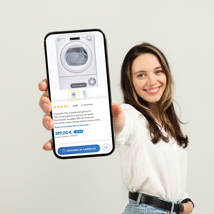 Donna consulta lo smartphone per confrontare i prezzi